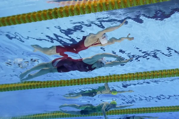 โครงสร้างการพัฒนาเยาวชนของ Swimming Canada: จากคลับสู่ทีมชาติ – เส้นทางสร้างนักว่ายน้ำระดับโลก การสร้างนักว่ายน้ำระดับโลกไม่ใช่เรื่องของพรสวรรค์เพียงอย่างเดียว แต่คือระบบที่มีประสิทธิภาพตั้งแต่ระดับเยาวชนจนถึงทีมชาติ ประเทศที่ประสบความสำเร็จในเวทีโลกอย่างแคนาดาแสดงให้เห็นชัดเจนว่า “โครงสร้าง” คือหัวใจสำคัญที่กำหนดคุณภาพของนักกีฬาในอนาคต ในช่วงสิบปีที่ผ่านมา Swimming Canada ได้วางระบบการพัฒนาเยาวชนใหม่ทั้งหมดจนกลายเป็นหนึ่งในประเทศที่ผลิตดาวรุ่งติดอันดับโลกมากที่สุด สำหรับผู้สนใจข้อมูลเชิงวิเคราะห์ด้านกีฬา สามารถศึกษาแพลตฟอร์มเพิ่มเติมอย่าง Ufabet999 ซึ่งรวบรวมข้อมูลสถิติกีฬาหลายประเภทเพื่อใช้เป็นองค์ประกอบในการวิจัยเชิงลึก บทความนี้จะพาคุณมาดู “เส้นทางเต็มรูปแบบ” ตั้งแต่เด็กว่ายน้ำระดับคลับไปจนถึงการก้าวขึ้นสู่ทีมชาติของแคนาดา พร้อมวิเคราะห์ว่าทำไมระบบนี้จึงทรงพลังและเป็นแบบอย่างที่หลายประเทศนำไปปรับใช้ บทนำ: แคนาดา – ประเทศที่มีระบบพัฒนาเยาวชนแข็งแกร่งที่สุดประเทศหนึ่งของโลก หนึ่งในเหตุผลที่แคนาดากลายเป็นมหาอำนาจว่ายน้ำในรอบทศวรรษนี้คือ “ระบบพัฒนาเยาวชนที่ชัดเจนที่สุดระบบหนึ่งของโลก” นักกีฬาถูกพัฒนาตั้งแต่ระดับเริ่มต้น ด้วยมาตรฐานกลางระดับประเทศ ค่อย ๆ สร้างเทคนิค ความแข็งแรง ความเร็ว จนสู่ระดับ High Performance ทุกขั้นตอนถูกออกแบบให้ต่อเนื่อง และทำงานร่วมกันอย่างกลมกลืนระหว่าง คลับท้องถิ่น สมาคมจังหวัด ศูนย์ฝึกความสามารถสูง (High Performance Centres) ทีมชาติเยาวชน ทีมชาติชุดใหญ่ เส้นทางนี้จึงถูกเรียกว่า “From Club to Country System” ซึ่งเป็นเอกลักษณ์เฉพาะของแคนาดา 1. ระดับเริ่มต้น (Grassroots): การสร้างนักว่ายน้ำตั้งแต่ยังเป็นเด็กเล็ก การสร้างฐานให้แข็งแรงเริ่มต้นตั้งแต่อายุ 5–10 ปี ผ่านโปรแกรม Learn to Swim I Can Swim Swim for Life โปรแกรมเหล่านี้มุ่งเน้นให้เด็ก ✔ รู้จักน้ำ ✔ กลัวน้ำให้น้อยลง ✔ พัฒนาเทคนิคพื้นฐานทั้ง 4 ท่า ✔ สร้างทักษะความปลอดภัยในน้ำ จุดเด่นของระดับนี้คือ “ความสนุกมาก่อนความจริงจัง” เด็กจะรู้สึกว่าว่ายน้ำคือกิจกรรมที่สนุก ไม่ใช่ภาระ ส่งผลให้เด็กจำนวนมากอยากพัฒนาต่อจนเข้าสู่ระบบคลับ 2. ระดับคลับ (Club Swimming): หัวใจสำคัญของระบบว่ายน้ำแคนาดา แคนาดามีสโมสรว่ายน้ำระดับคลับมากกว่า 1,300 แห่งทั่วประเทศ ถือเป็นโครงข่ายสำคัญที่สุดของการพัฒนานักกีฬา เด็กอายุ 8–12 ปีเข้าสู่คลับเพื่อฝึกอย่างจริงจังมากขึ้น โดยเน้น จุดประสงค์หลักของคลับ สอนเทคนิคที่ถูกต้อง ฝึกวินัยและความสม่ำเสมอ เริ่มต้นการแข่งขันในระดับท้องถิ่น พัฒนาแรงดันน้ำ ท่าว่าย จังหวะ การหมุนตัว สร้างนิสัยรักการซ้อม โค้ชคลับมีบทบาทสำคัญมากกว่าที่คิด เพราะเป็นคนกำหนด “พื้นฐานทางเทคนิคตลอดชีวิตของนักกีฬา” การแข่งขันสำคัญในระดับนี้ Club Meets Regional Competitions Development Series การแข่งขันเหล่านี้ช่วยให้เด็กเริ่มเรียนรู้การสร้างสถิติส่วนตัว (PB – Personal Best) 3. ระดับจังหวัด (Provincial Level): ก้าวแรกสู่ความเป็นนักกีฬาอาชีพ เมื่อเด็กอายุ 12–16 ปีเริ่มมีผลงานโดดเด่น จะถูกคัดเข้าสู่ทีมระดับจังหวัด เช่น Swim Ontario Swim Alberta Swim BC สิ่งที่นักกีฬาระดับจังหวัดต้องทำได้ เข้าเกณฑ์เวลา Provincial Standards แข่งขันในรายการสำคัญ เช่น Provincial Championships เริ่มวางแผนการฝึกแบบปีต่อปี (Annual Training Plan) นักกีฬาในระดับนี้จะเริ่มมีการ ✔ ฟิตเนสเฉพาะทาง ✔ ฝึกบนบก (Dryland Training) ✔ วิเคราะห์เทคนิคด้วยวิดีโอ ✔ เรียนรู้วิธีบริหารพลังงานในน้ำ ความจริงจังเริ่มมากขึ้น แต่ระบบก็ยังคงเน้นการเติบโตอย่างรอบด้าน 4. ระดับประเทศ (National Development Program) สำหรับเด็กที่โดดเด่นที่สุดในระดับจังหวัด พวกเขาจะถูกคัดเข้าสู่โครงการระดับประเทศ ได้แก่ 4.1 NextGen Program – ดาวรุ่งที่แคนาดาจะสร้างต่อยอด โครงการนี้สำหรับเยาวชนอายุ 14–18 ปีที่มีศักยภาพเข้าสู่ทีมชาติในอนาคต นักกีฬาจะได้รับ โค้ชคุณภาพสูง โปรแกรมฝึกเฉพาะบุคคล การประเมินสมรรถภาพทางกายทุก 3–6 เดือน การสนับสนุนด้านโภชนาการและจิตวิทยา ต้องยอมรับว่า NextGen คือ “โรงงานผลิตนักว่ายน้ำโลกของแคนาดาอย่างแท้จริง” 4.2 Youth National Teams นักกีฬาจะถูกส่งไปแข่งขันรายการ เช่น Junior Pan Pacific Championships World Junior Championships Canadian Trials จุดประสงค์คือให้ “คุ้นเคยกับเวทีนานาชาติ” ก่อนก้าวสู่ทีมชาติชุดใหญ่ 5. ระดับศูนย์ฝึกสูงสุด (High Performance Centres – HPC) นี่คือระดับที่นักกีฬาทำงานร่วมกับโค้ชระดับโลกโดยตรง HPC ของแคนาดามีอยู่ใน Toronto Vancouver Montreal สิ่งที่ HPC มอบให้มากกว่าโปรแกรมทั่วไป กล้องวิเคราะห์ท่าว่าย 360° ระบบจับความเร็ว (Velocity Tracking) เครื่องวัดแรงดันน้ำ (Pressure Sensor) การใช้ AI วิเคราะห์จังหวะ Stroke ห้องฟื้นฟูระบบน้ำแข็ง–ซาวน่า ฟิตเนสคุณภาพระดับโอลิมปิก การฝึกที่ HPC เข้มข้นมาก นักกีฬาต้องฝึกสองรอบต่อวัน และมีการประเมินทุกสัปดาห์ 6. การก้าวสู่ทีมชาติชุดใหญ่ (Senior National Team) เมื่อผ่านการประเมินหลายครั้ง และมีสถิติอยู่ในเกณฑ์มาตรฐาน เช่น Olympic Standards World Championships Standards Pan Am Games Standards นักกีฬาจะถูกคัดสู่ทีมชาติแคนาดา ซึ่งเป็นระดับสูงสุดของระบบ “Club to Country Pathway” บททดสอบที่สำคัญ Canadian Swimming Trials International Selection Events National Team Camps การเข้าสู่ทีมชาติไม่ใช่จุดจบของเส้นทาง แต่คือจุดเริ่มต้นสู่ ✔ โอลิมปิก ✔ World Aquatics Championships ✔ Commonwealth Games 7. ทำไมนักว่ายน้ำแคนาดาถึงพัฒนาต่อเนื่องทุกปี? เพราะระบบแคนาดามีองค์ประกอบที่แข็งแกร่ง คือ 7.1 Progressive Structure – โครงสร้างที่เติบโตตามอายุ เด็กฝึกแบบหนึ่ง วัยรุ่นฝึกแบบหนึ่ง นักกีฬาอาชีพฝึกอีกแบบหนึ่ง ทุกขั้นมีมาตรฐานเฉพาะ 7.2 การใช้เทคโนโลยีขั้นสูง แคนาดาคือประเทศแรก ๆ ที่ใช้ AI วิเคราะห์ท่าว่าย Motion Capture ใต้น้ำ ระบบคำนวณพลังงาน (Energy Cost System) เทคโนโลยีทำให้การฝึกแม่นยำขึ้นอย่างมาก 7.3 โค้ชคุณภาพสูงทั่วประเทศ โค้ชแคนาดาต้องผ่านการอบรม NCCP (National Coaching Certification Program) ซึ่งเป็นหนึ่งในโปรแกรมโค้ชที่เข้มที่สุดในโลก 7.4 ความร่วมมือระหว่างคลับ–จังหวัด–ทีมชาติ ทุกระดับมีเป้าหมายเดียวกัน “พัฒนานักกีฬาตามศักยภาพสูงสุด” 7.5 นักกีฬาเยาวชนของแคนาดาแข็งแกร่งด้านจิตใจ เพราะ ต้องฝึกในฤดูหนาว มีการแข่งขันภายในเข้มข้น ได้เรียนรู้ระบบความกดดันตั้งแต่เด็ก นี่คือสิ่งที่ทำให้นักกีฬาจากระบบแคนาดามีความ Tough สูงมาก 8. ตัวอย่างเส้นทางนักว่ายน้ำหนึ่งคนในระบบแคนาดา อายุ 6–8 ปี → Learn to Swim อายุ 8–12 ปี → Club Swimming อายุ 12–16 ปี → Provincial Development อายุ 14–18 ปี → NextGen Program อายุ 16–20 ปี → HPC Training อายุ 17–25 ปี → ทีมชาติแคนาดา อายุ 20–28 ปี → โอลิมปิก & World Championships เส้นทางนี้ชัดเจนมากจนหลายประเทศนำไปใช้เป็นต้นแบบ เช่น อังกฤษ ญี่ปุ่น และออสเตรเลีย 9. ความท้าทายในระบบเยาวชนแคนาดา แม้จะประสบความสำเร็จมาก แต่ระบบยังมีความท้าทาย เช่น ค่าใช้จ่ายสูงในบางเมือง การแข่งขันภายในเข้มข้นจนบางคน Burnout เวลาฝึกเยอะ ทำให้ต้องบาลานซ์กับการเรียน สภาพอากาศฤดูหนาวมีผลต่อการซ้อม ระบบจึงต้องพัฒนาอย่างต่อเนื่อง 10. อนาคตของระบบพัฒนาเยาวชนแคนาดา (2025–2035) แนวโน้มในอนาคตคือ 10.1 ใช้ AI แบบเต็มรูปแบบ วิเคราะห์ท่าว่ายแบบเรียลไทม์ทุกมิติ 10.2 เพิ่มจำนวน HPC ทั้งประเทศ รองรับดาวรุ่งมากขึ้น 10.3 พัฒนาโค้ชให้มีความเชี่ยวชาญเฉพาะท่า ทำให้แคนาดามีโค้ชเก่งระดับโลกในหลายสาขา 10.4 เพิ่มทุนให้นักกีฬาจากครอบครัวรายได้น้อย ขยายโอกาสเท่าเทียม 10.5 ยกระดับการแข่งขันเยาวชนภายในประเทศให้ใกล้เคียงนานาชาติ เพื่อเตรียมนักกีฬาตั้งแต่อายุยังน้อย บทสรุป: ระบบที่ทำให้แคนาดากลายเป็นโรงงานผลิตนักว่ายน้ำระดับโลก โครงสร้าง “Club to Country” ของแคนาดาเป็นหนึ่งในระบบที่มีประสิทธิภาพที่สุดในโลก เพราะมี ✔ เส้นทางพัฒนาชัดเจน ✔ เทคโนโลยีระดับสูง ✔ โค้ชคุณภาพ ✔ การสนับสนุนจากรัฐ ✔ สถาบันระดับจังหวัด–ประเทศทำงานร่วมกัน ✔ การแข่งขันภายในที่เข้มแข็ง ทั้งหมดนี้ทำให้แคนาดาสามารถผลิตนักว่ายน้ำระดับโลกได้อย่างต่อเนื่อง และคาดว่าจะโดดเด่นยิ่งขึ้นในทศวรรษ 2025–2035 ผู้สนใจวิเคราะห์ข้อมูลกีฬาและแนวโน้มระดับชาติ สามารถศึกษาตัวอย่างได้จากเว็บไซต์ Ufabet999 ซึ่งเหมาะสำหรับการประมวลผลข้อมูลเชิงสถิติด้านกีฬา